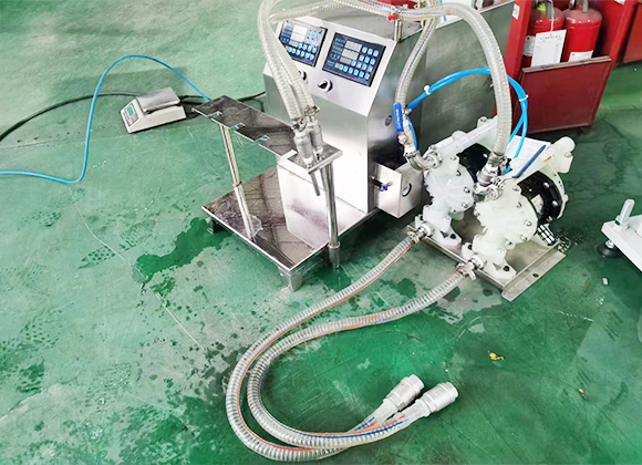 高粘度瓶、袋一體液體洗滌劑灌裝機(jī)-01